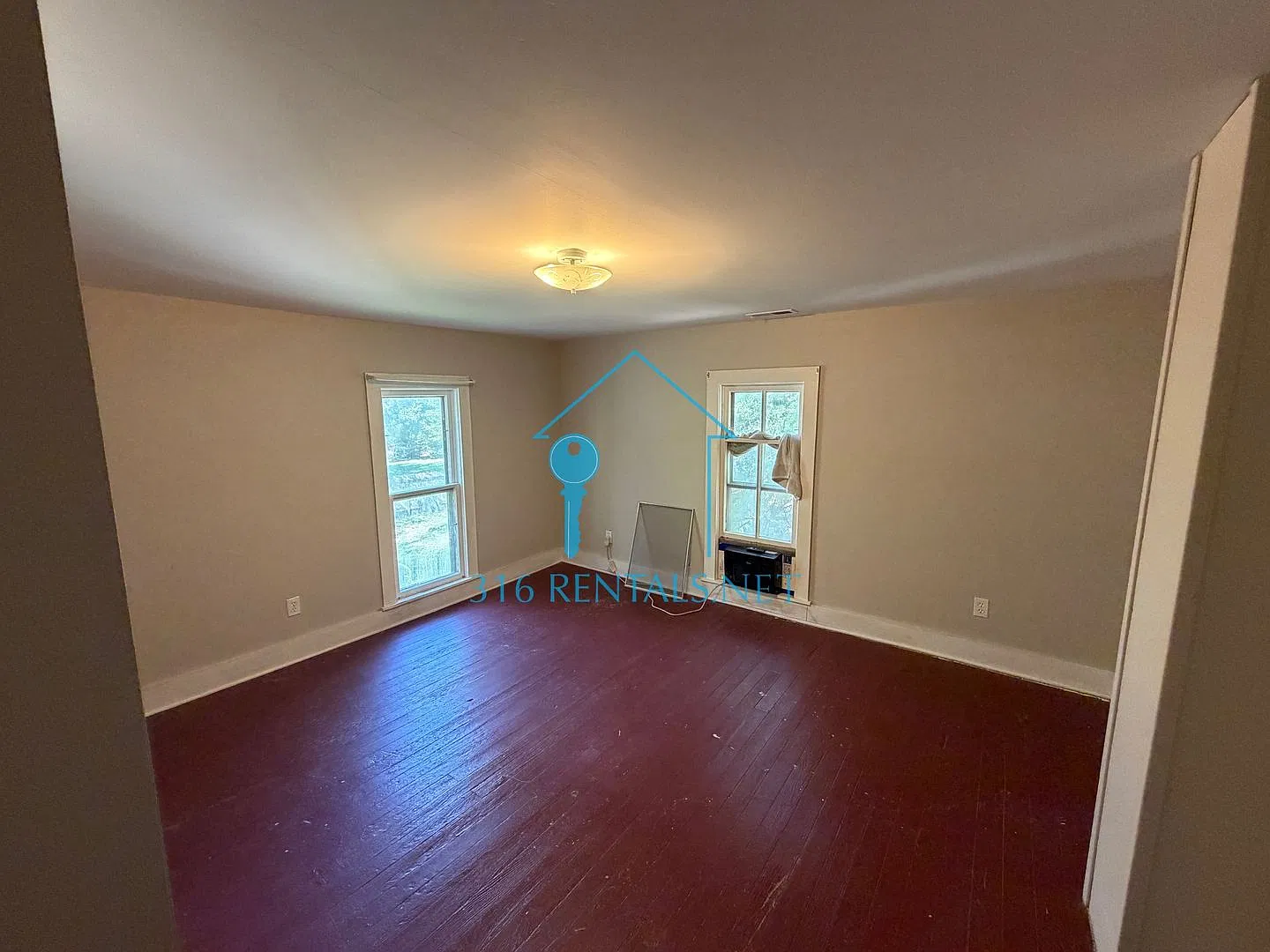 $1199 - 4 bed 1 bath - Single Family Home — Photo 4