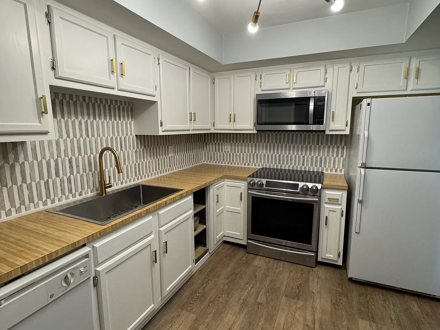 1002 Ventura Pl — Photo 2