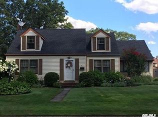 11 Walnut Ave, Patchogue, NY 11772