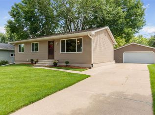 1027 Cress Pkwy, Hiawatha, IA 52233