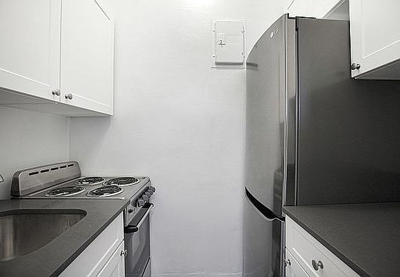 3rd image of 208 W 23rd St APT 1519