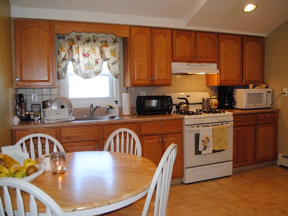 2nd image of 219 Kingsland Ave
