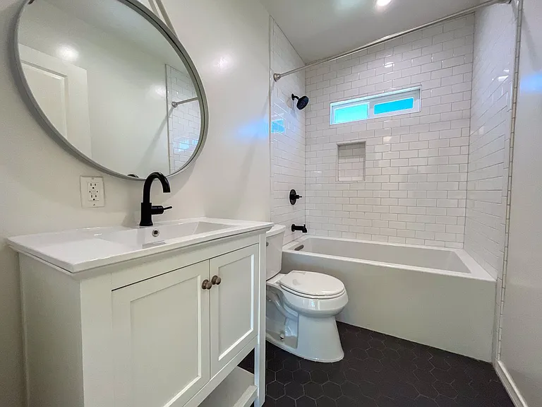 2202 S Bronson Ave — Photo 11