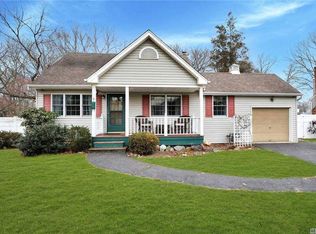 9 Runyon St, Bay Shore, NY 11706