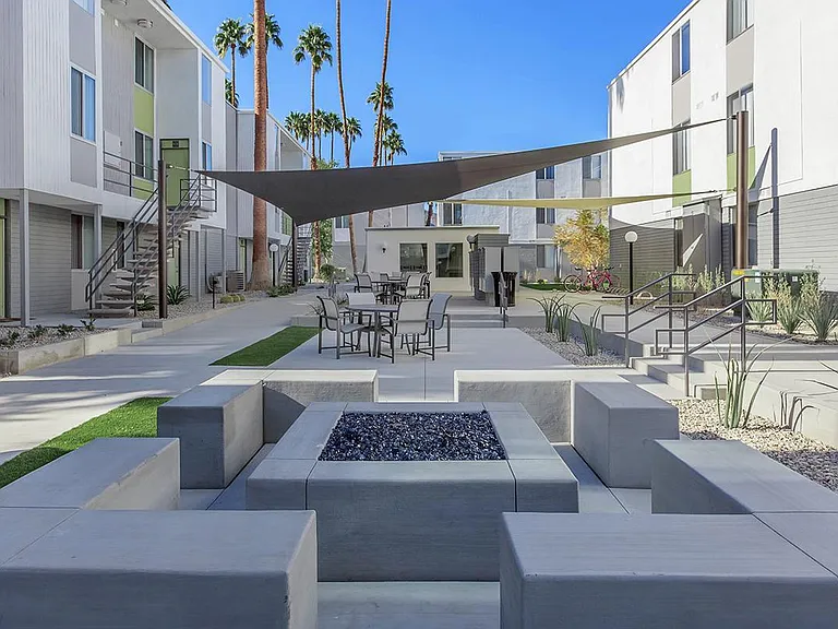 Latitude 33 — Photo 10