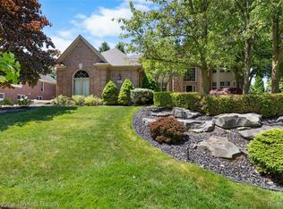 54501 Salem Dr, Shelby Township, MI 48316