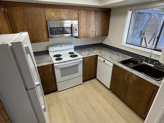 2nd image of 1277 2nd Ave SE