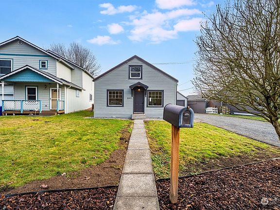 2nd image of 2109 E GRAND Avenue