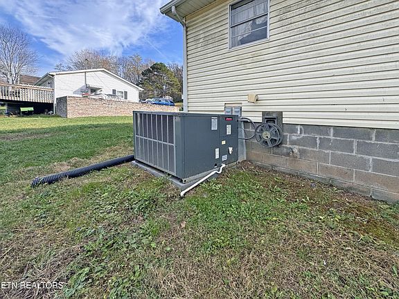 4th image of 1416 Skyline Dr