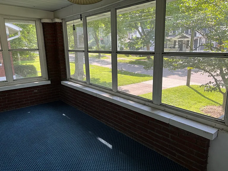 2321 Hawthorne Ave — Photo 3