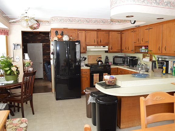 3rd image of 32 Liber Blvd