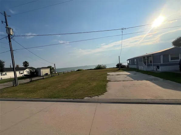 2514 Bay Oaks Harbor Dr, Baytown, TX 77523