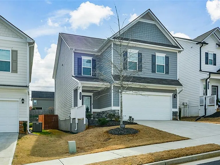 350 Cranston Dr — Photo 2