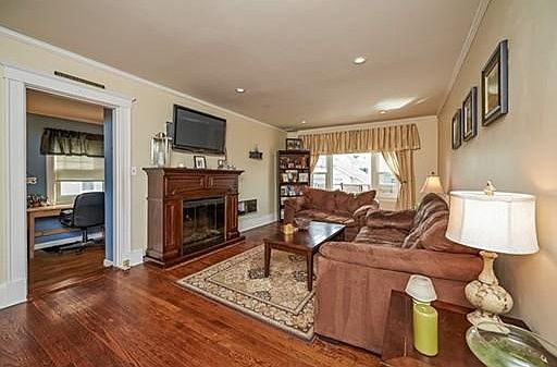 4th image of 152 E Elm Ave
