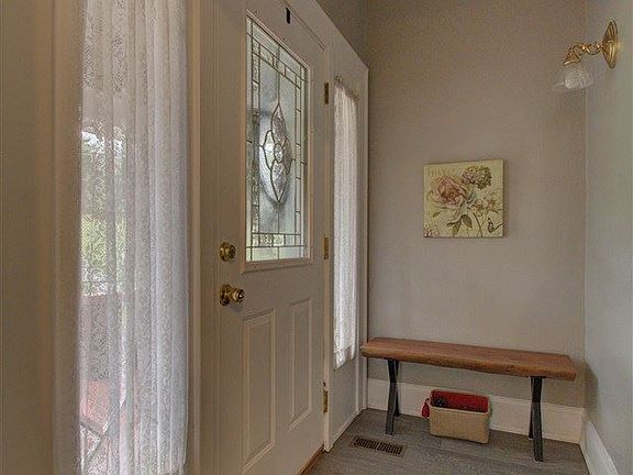 4th image of 752 Highland Ave