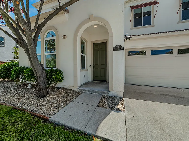 100 Portsmouth Dr — Photo 4