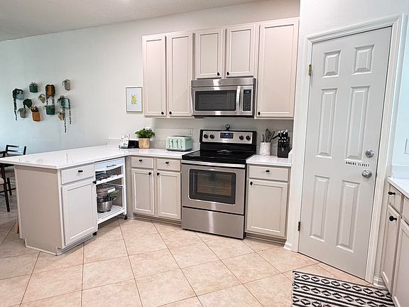 3rd image of 19 Brentwood Ln