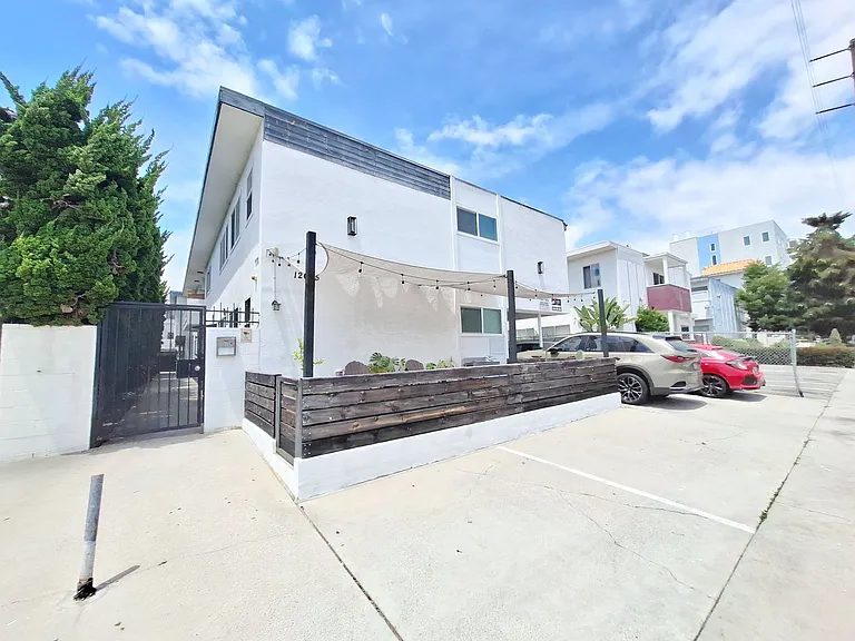 12625 Pacific Ave #4 — Photo 32