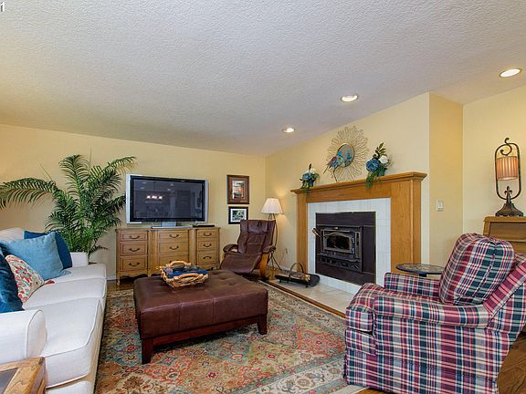 4th image of 805 SE Louise Ave