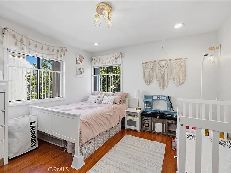 17106 Burbank Blvd — Photo 33