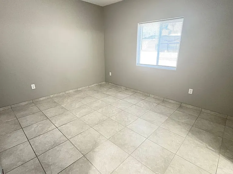 4013 E 22nd St — Photo 31