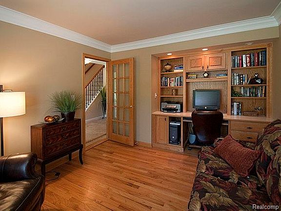4th image of 18592 Renwick St