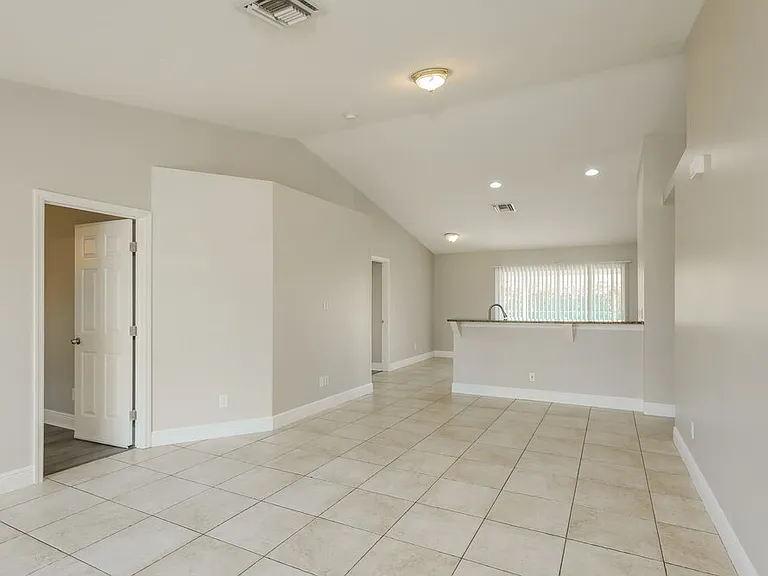 845 SW 37th Ln — Photo 4