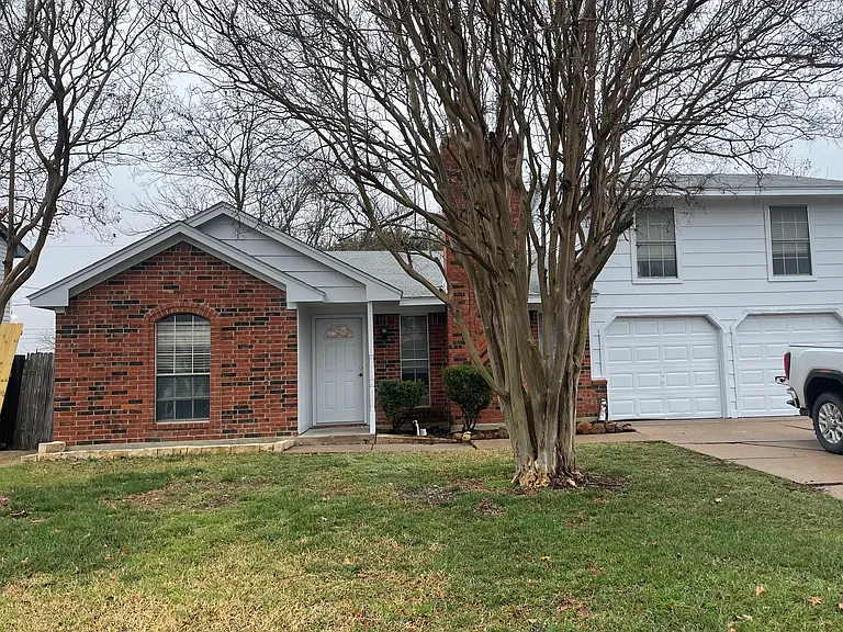 628 S Waxahachie St — Photo 1