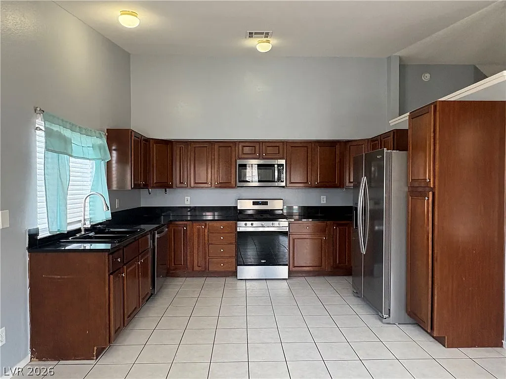 3 bed, 2.0 bath, 1199 sqft, $2,295 — Photo 3