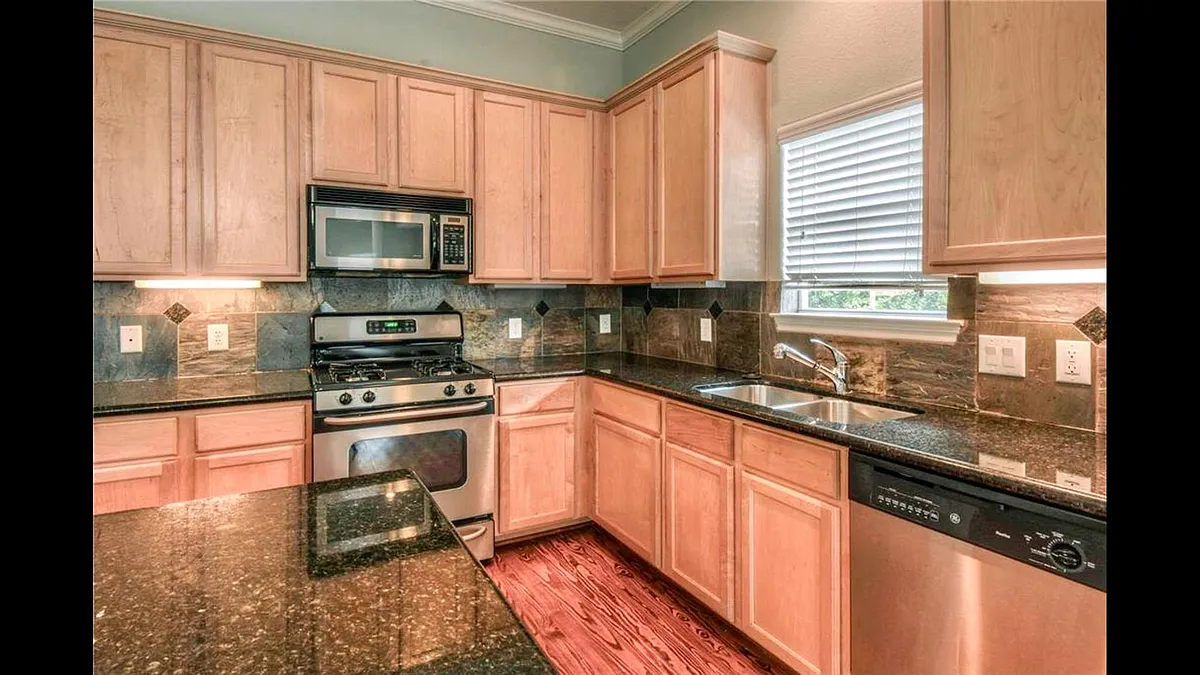 Photo 2 of 10 - 5415 Kansas St - Houston, TX Building Photo - 5415 Kansas St