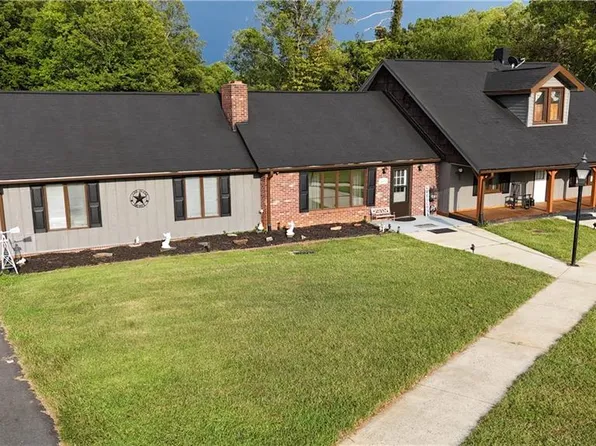 1098 Red Brush Rd, Mount Airy, NC 27030
