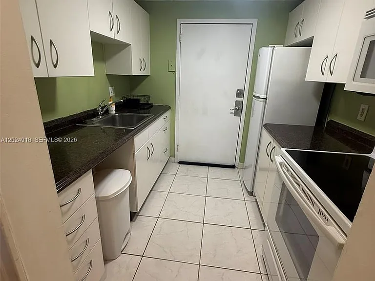 2020 NE 135th St #503 — Photo 9