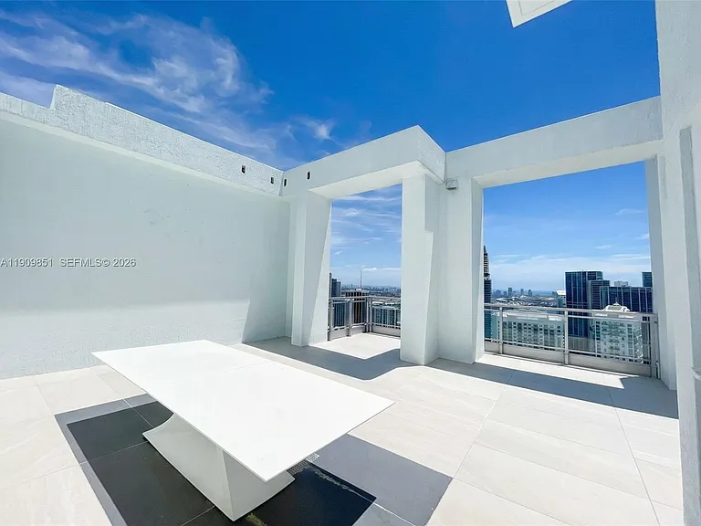 92 SW 3rd St #Penthouse 5213 — Photo 16