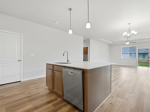 4th image of 630 E 4th St