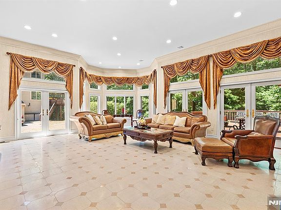 4th image of 307 Daffodil Dr