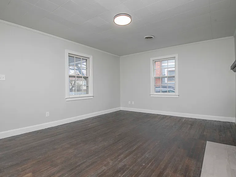 2440 Woodbine Ave — Photo 22