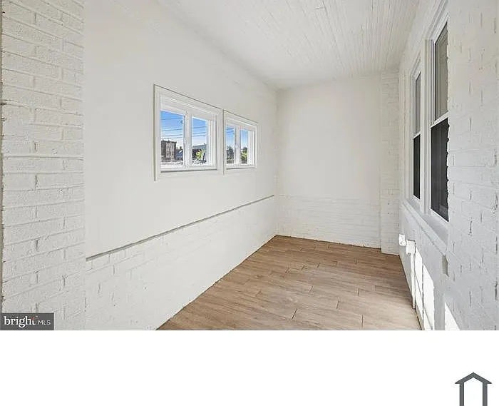 443 Darby Ter — Photo 2