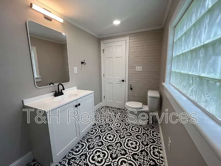 708 N Independence St — Photo 25