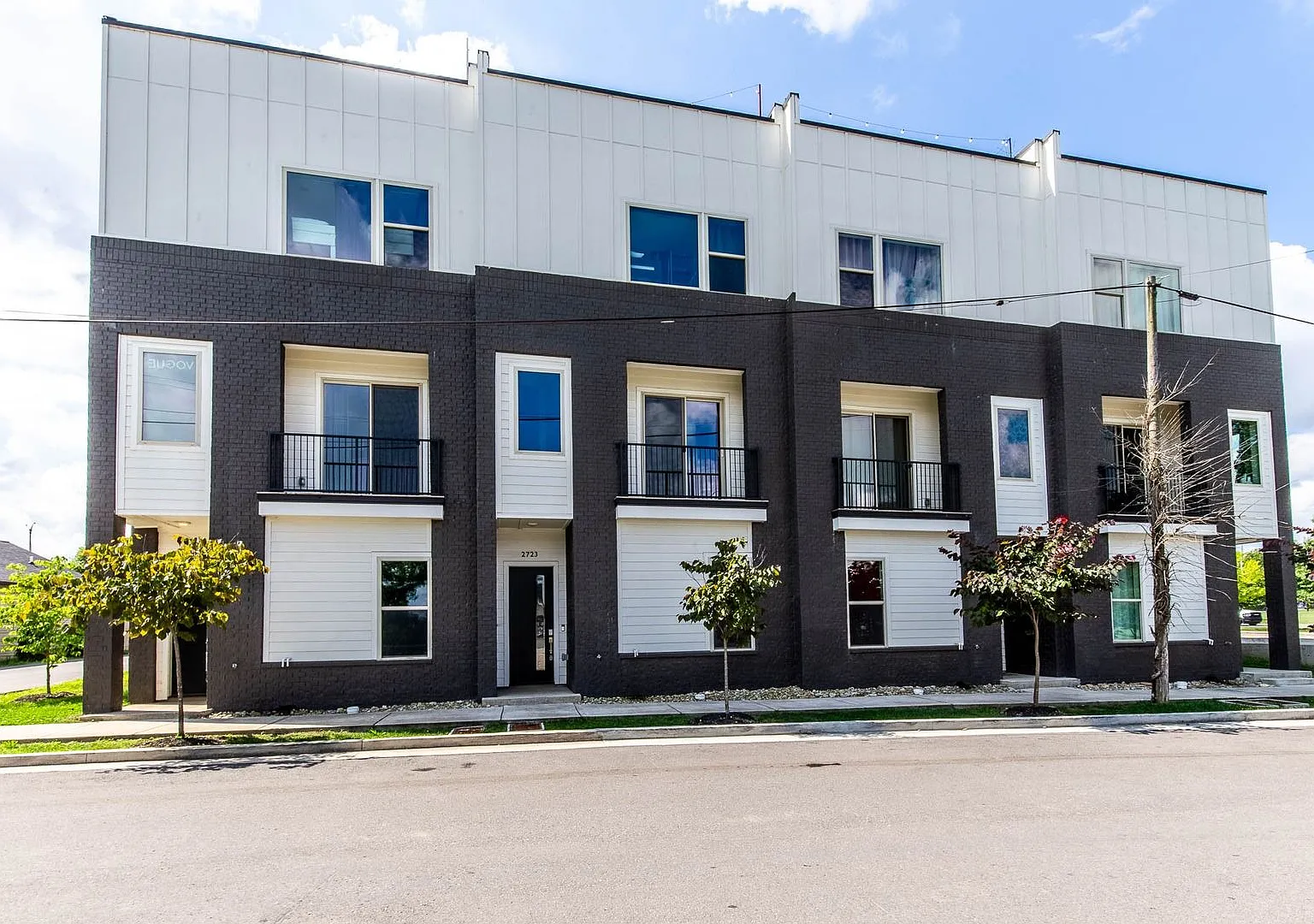 Modern 4 Bed, 4 Bath Townhouse with Rooftop Terrace in Nashville | 1,857 Sq Ft — Photo 2