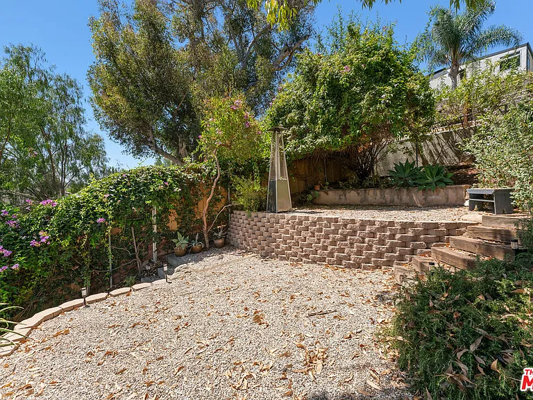 422 James St — Photo 21