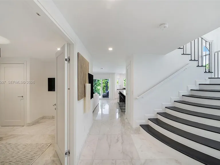 1316 N Venetian Way — Photo 35