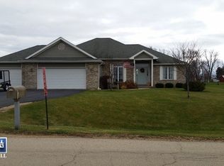 10445 E Shagbark Ln, Rochelle, IL 61068