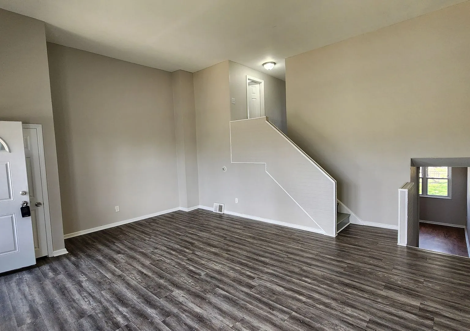 Row home with stainless appliances, central a/c, small pets ok*! — Photo 2
