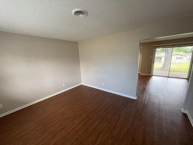 1205 Kathey Dr — Photo 2