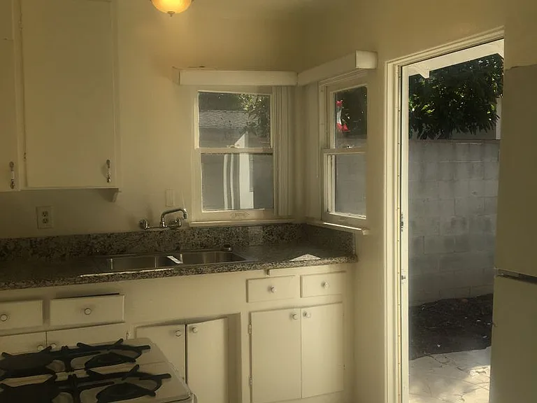 742-742 1/2 Virginia St #EL — Photo 9