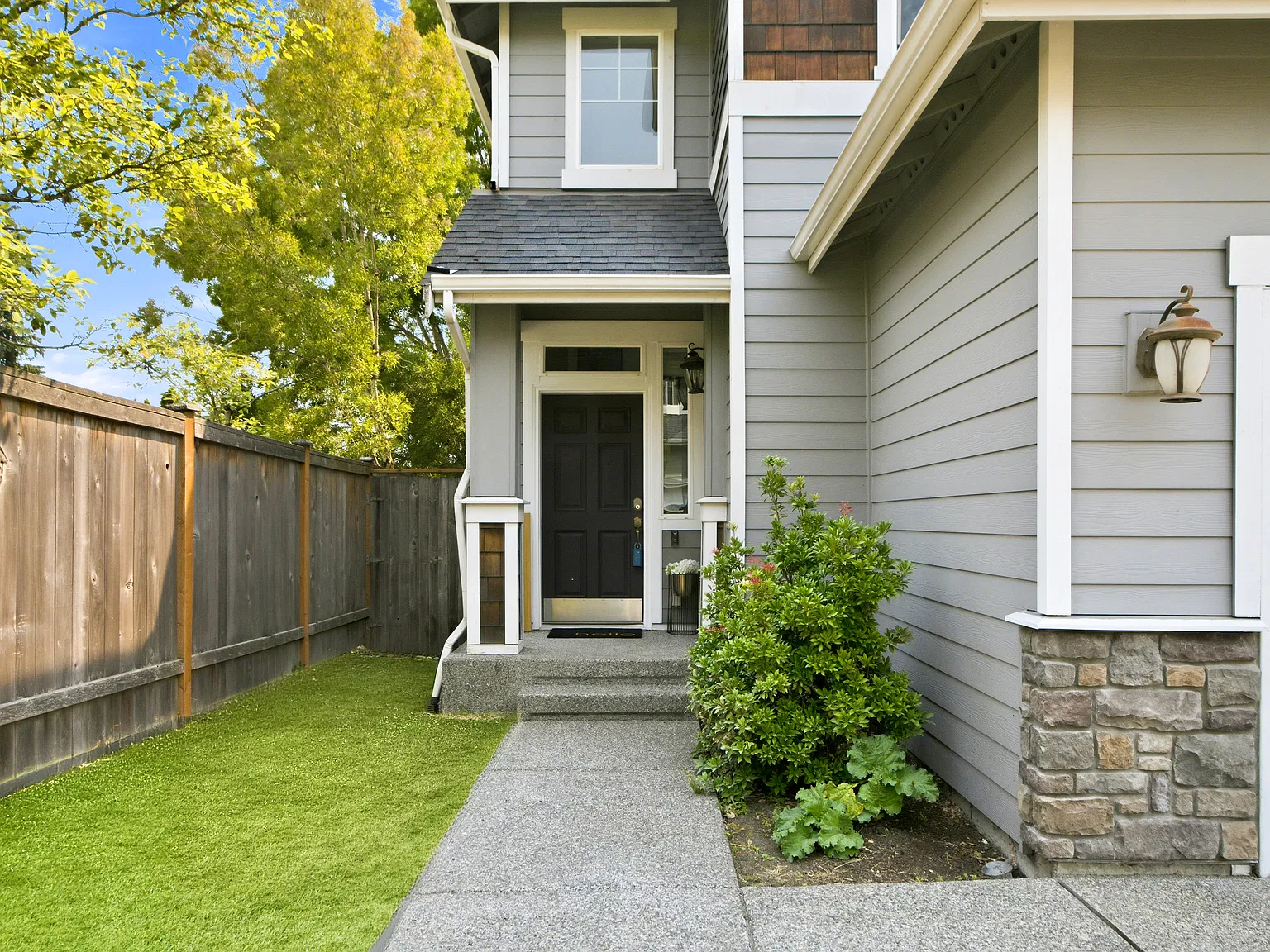 5 bed, 2500 sqft, $3,700 — Photo 2