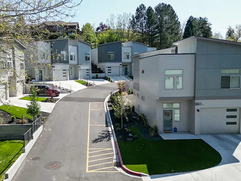 Hidden Hills Condominiums — Photo 9