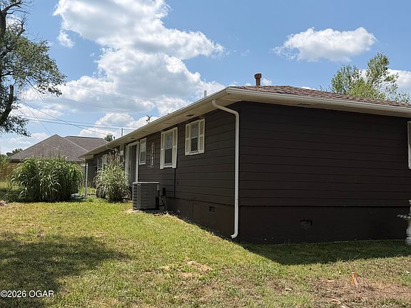 3rd image of 2211 S Schifferdecker Ave