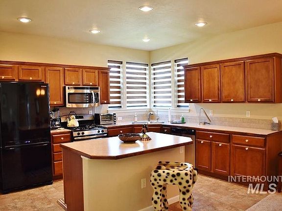 Kitchen with island, All appliances included. Pantry