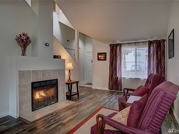Welcome to this darling updated townhouse!